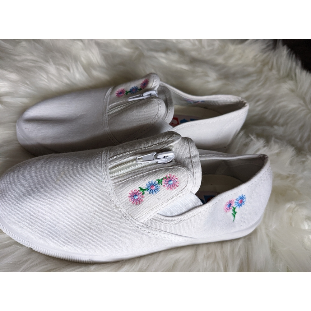 White slip on shoes with cute zipper detail and embroidered flowers